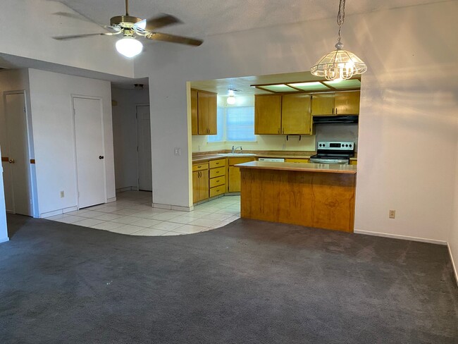 Building Photo - 3 Bedroom 2 Bath Home For Rent In Chowchilla
