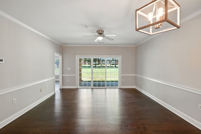 Building Photo - Move-in Ready: 2 Bedroom Condo!