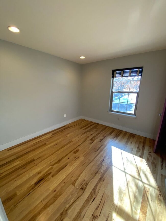 Building Photo - Three bedroom, Two+bathroom Townhouse Loca...