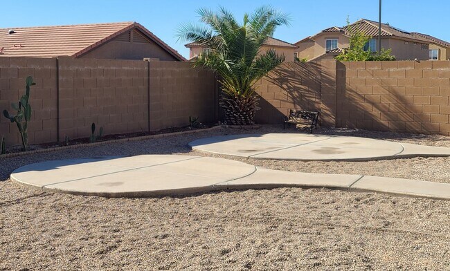 Building Photo - 5 Bedroom, 3 Bath Home in Secluded Neighbo...