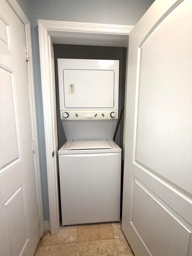 Building Photo - 409 N Cypress Dr
