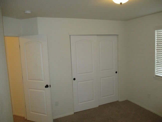 Building Photo - Beautiful 3 bedroom, 2.5 bath 2 story home...