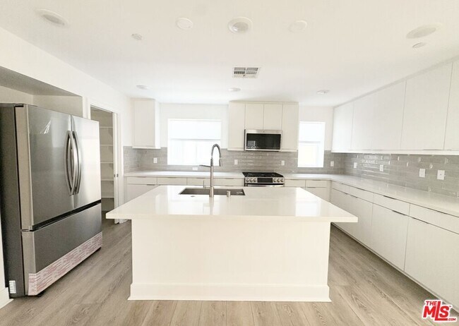 Building Photo - 5257 Bainbridge Pl