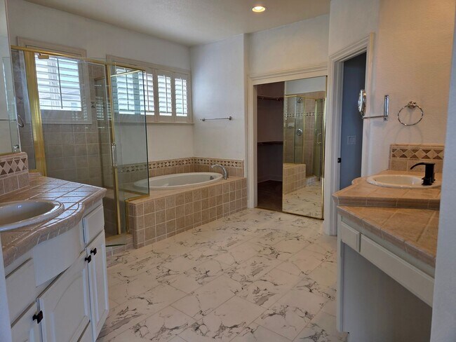 Building Photo - 5 Bdrm, 4 bath home located in Highland View Community off Silva Valley