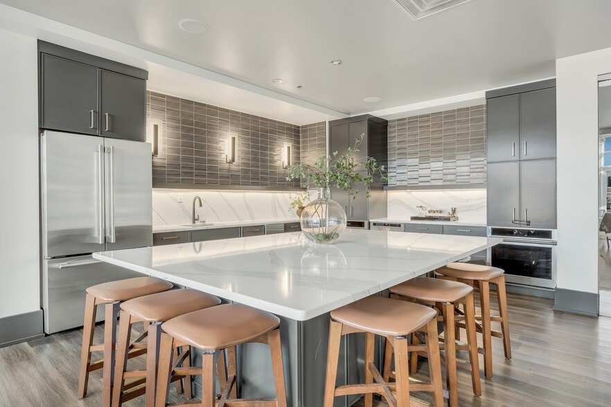 Building Photo - 600 12th Ave S