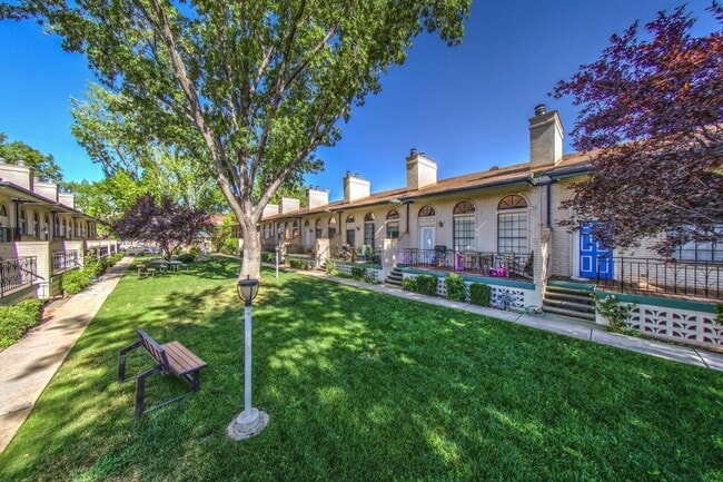 Building Photo - Townhome Near Temple