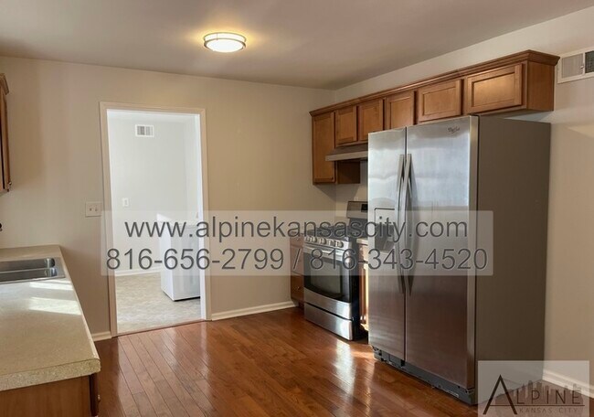 Building Photo - Spacious Gladstone Ranch!