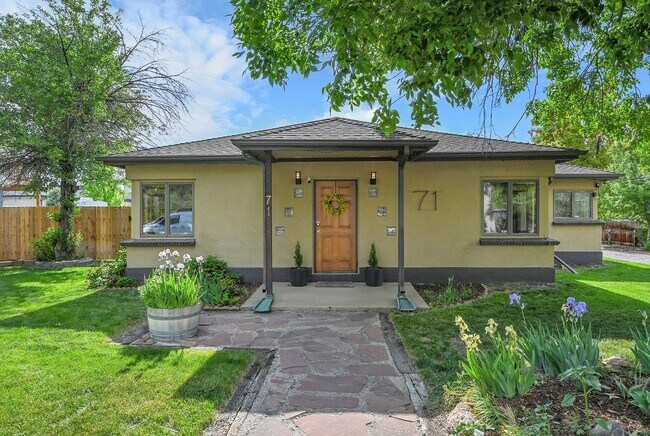Building Photo - 3 bedroon 1.5 bath home with amazing yard ...