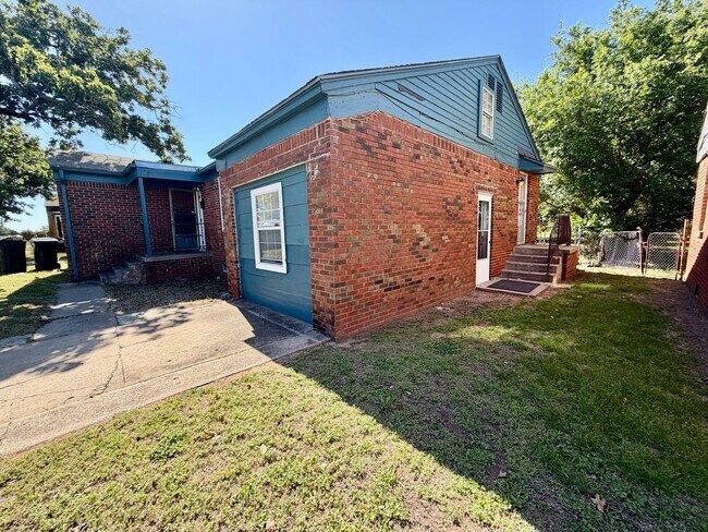 Building Photo - 4 Bedroom home!