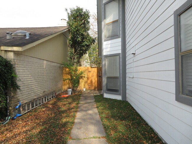Building Photo - 12824 Westpark Dr