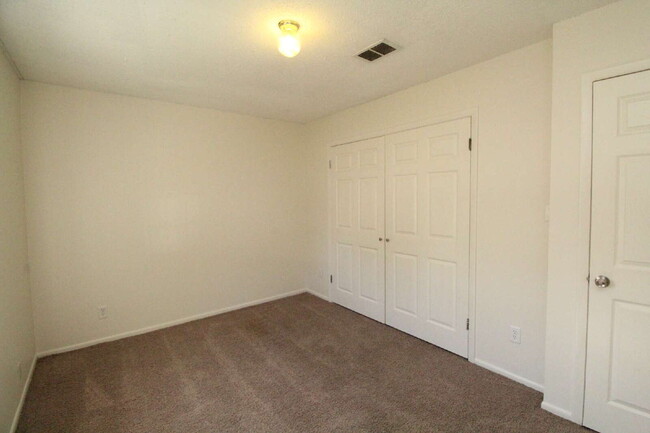 Building Photo - 2BR/1BA Apartment in Prime Pace Location –...