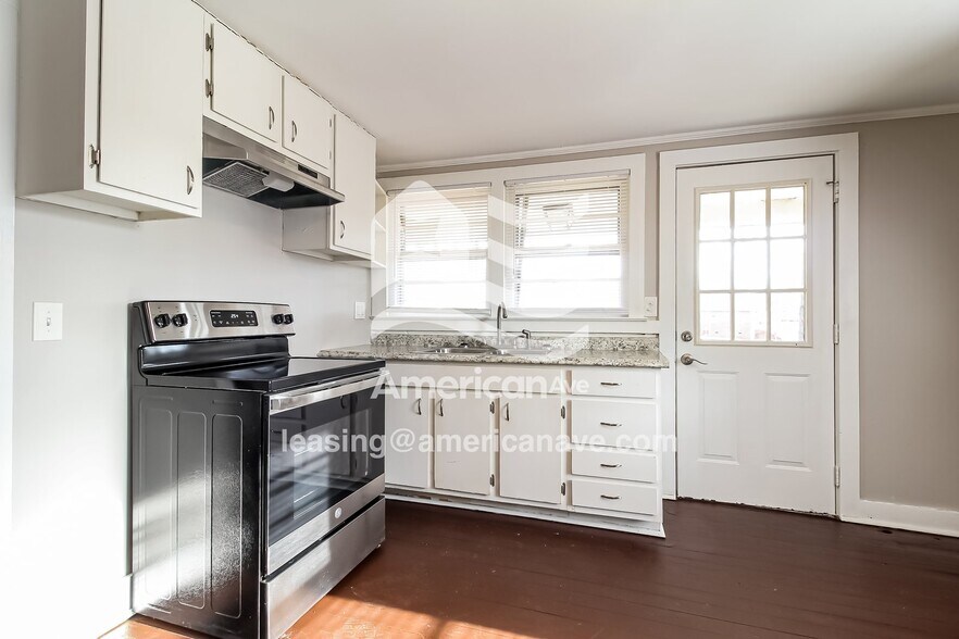 Building Photo - 202 Oak St