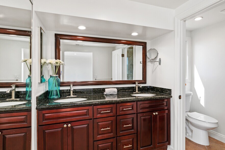 2nd primary bathroom - 4013 Via Manzana