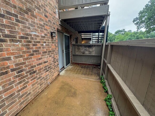 Building Photo - 3 Bed 2 Bath Apartment in Central Tyler! F...