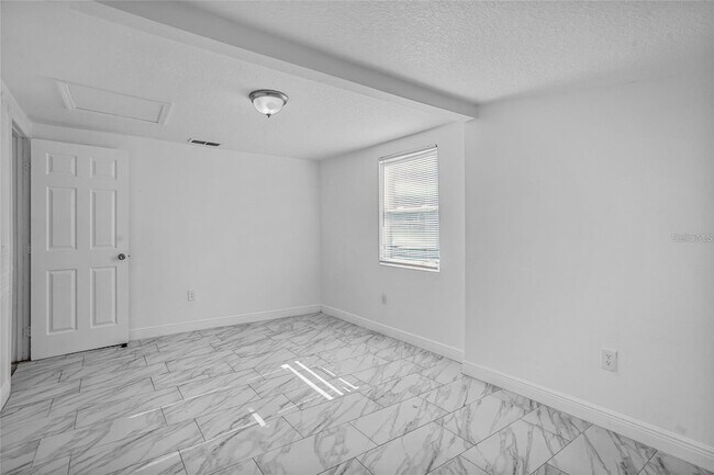 Building Photo - 906 Celery Ave