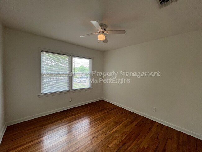 Building Photo - 3543 Bayou Blvd