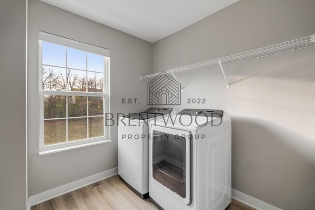 Building Photo - Move-In Ready Modern Townhome in Sought-Af...