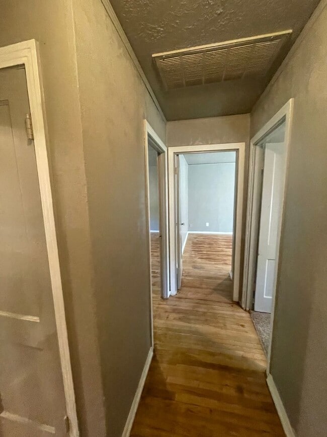 Building Photo - 3 bed, 1 bath , beautiful wood floors, fen...