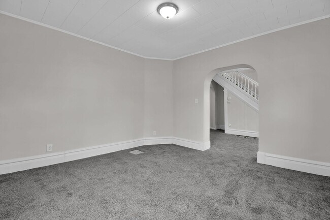 Building Photo - Large Single Family Rental - Available Now