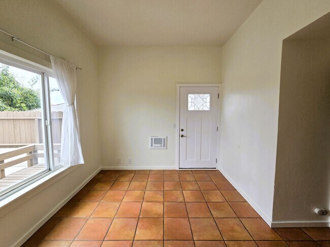 Building Photo - **$500 OFF 1ST MO RENT** 1BD/1BA with priv...