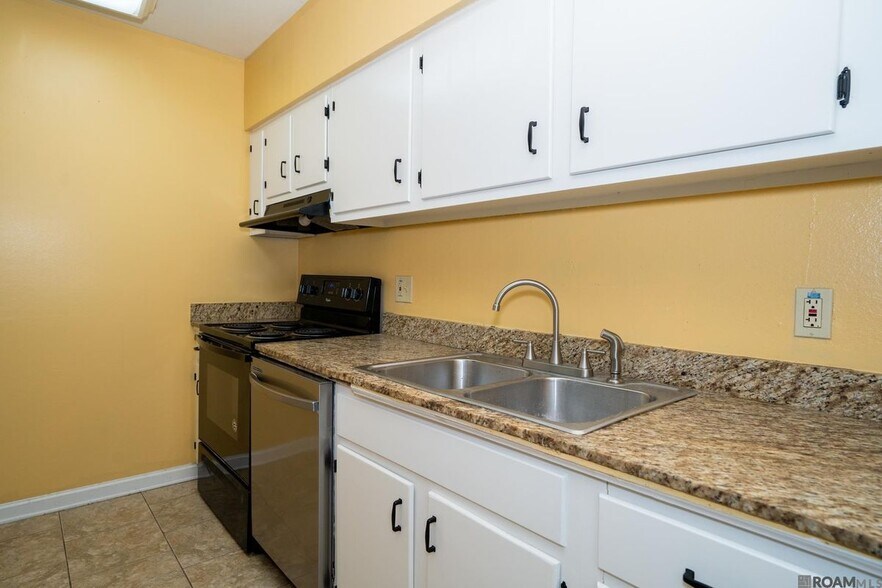 Building Photo - 4630 Southpark Dr