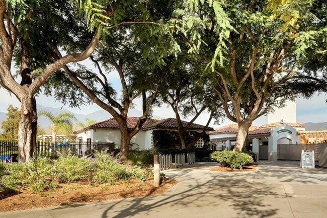 Building Photo - Bright & Updated 2 Bedroom Home with Flexible Primary Retreat and Amazing Community Amenities!