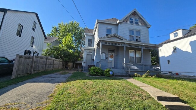 Building Photo - 2047 Lawrence Ave