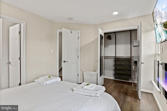 Building Photo - 8078 Sebon Dr