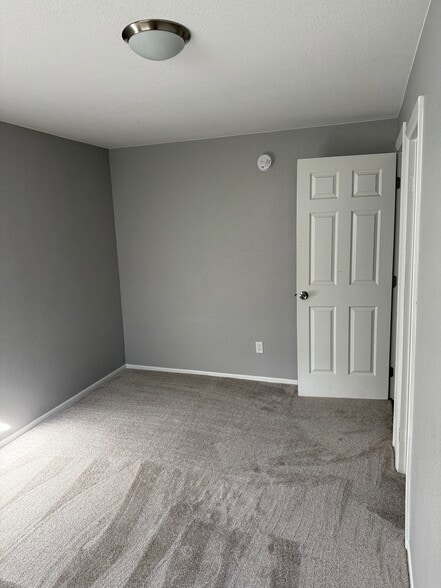 Building Photo - 1917 Oakwood Dr