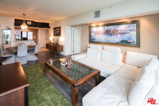 Building Photo - 13700 Marina Pointe Dr