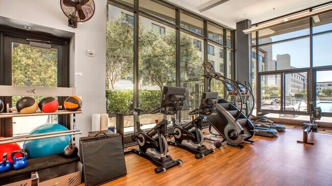 Building Photo - 250 King St