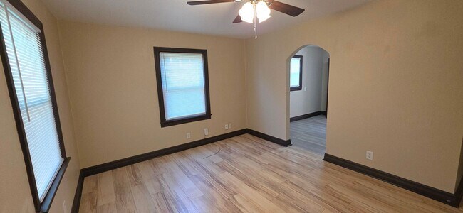 Building Photo - 436 S Newton Ave