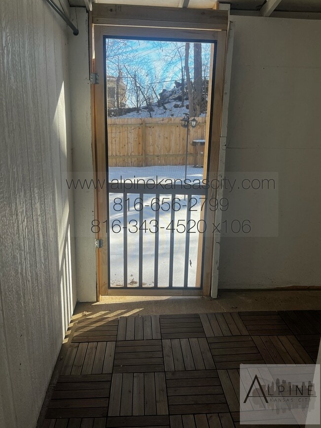 Building Photo - Beautifully Updated Home! Fenced! Vouchers OK!