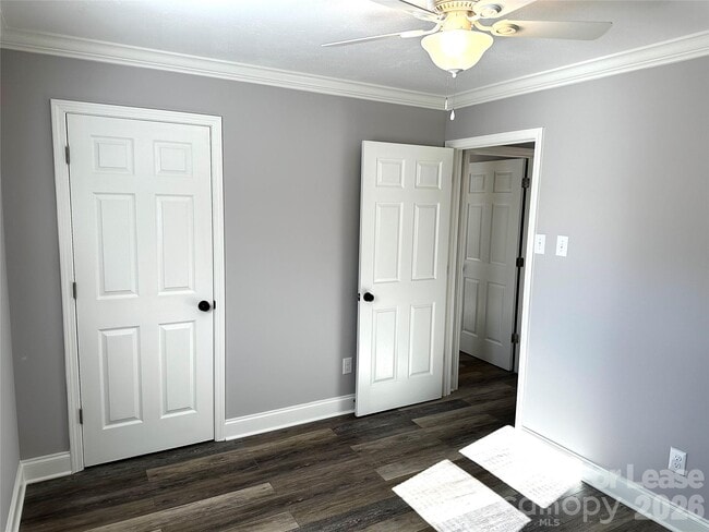 Building Photo - 2121 Charlotte Hwy