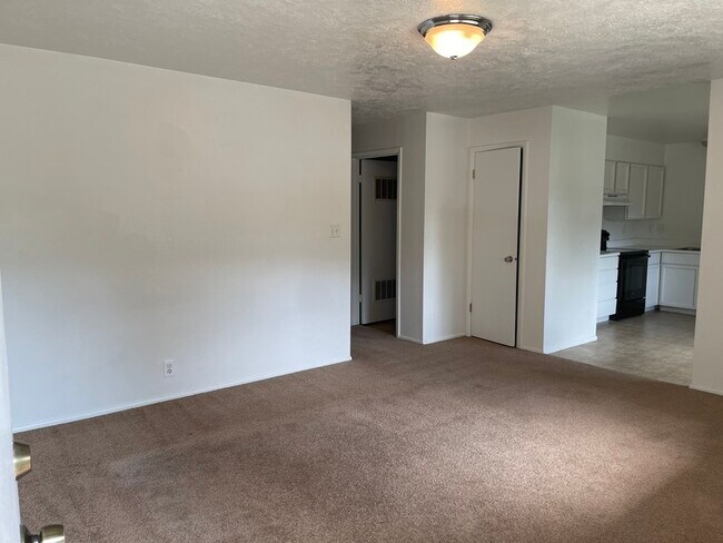 Building Photo - 689 N 100 W