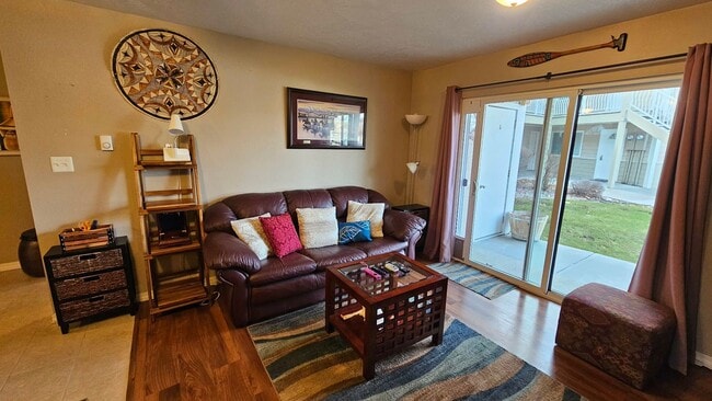 Building Photo - Condo located near the lake- Available NOW until July 31st, 2026. Available again September 1st, ...