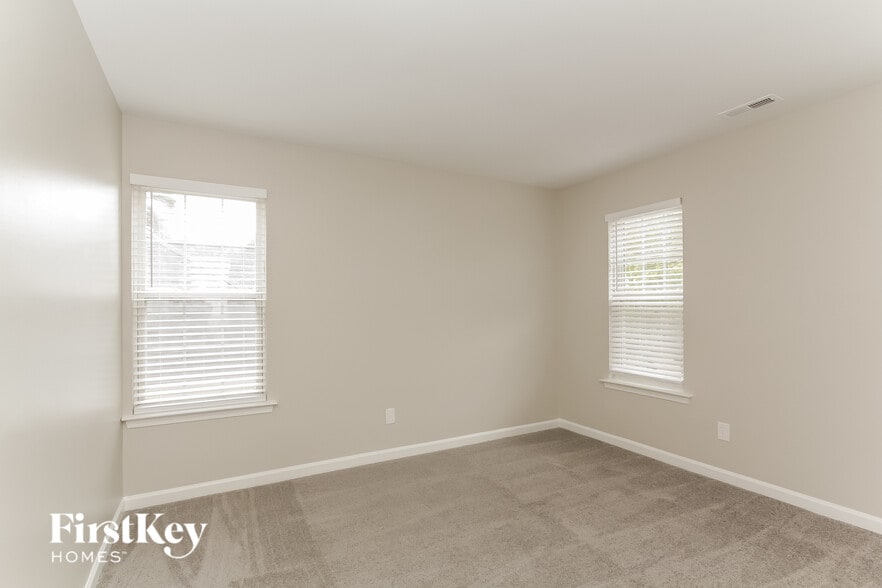 Building Photo - 6111 Forest Pond Dr