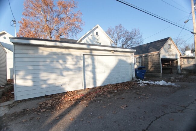 Building Photo - Spacious 4 Bed, 1.5 Bath Home with Central...