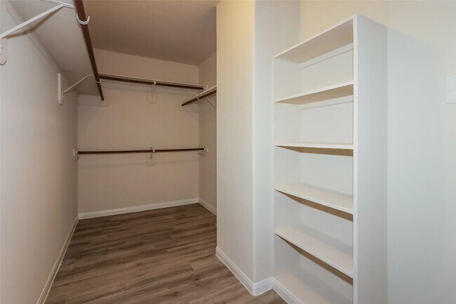 Building Photo - 6222 Brenwood Cir