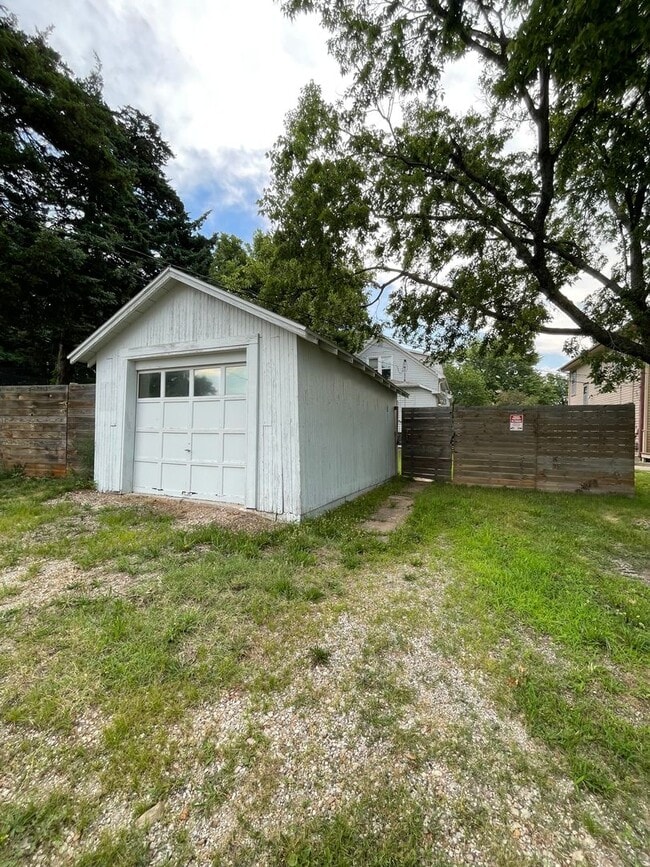 Building Photo - 2 Bedroom Near ESU!