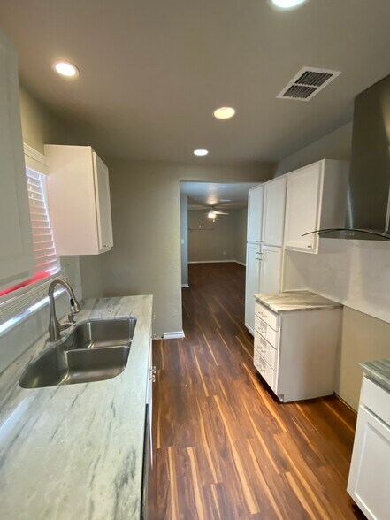 Building Photo - 2118 Burnet St