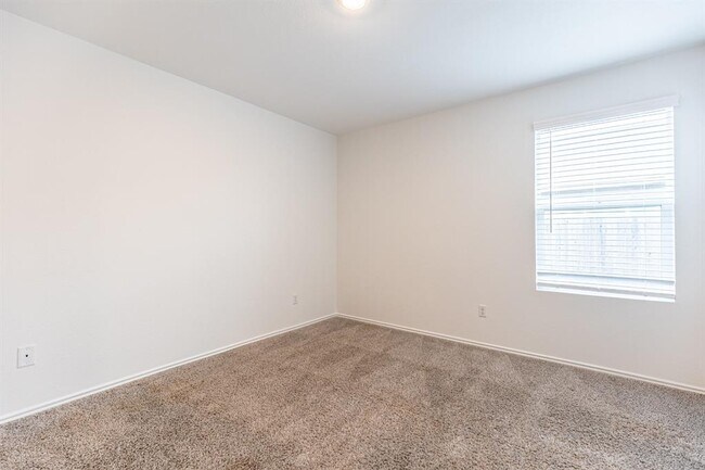 Building Photo - 175 Silver Springs Bend