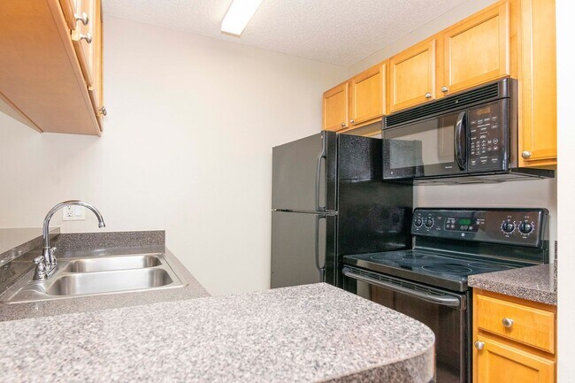Building Photo - Waterfront - Top Floor- 1 Bedroom 1 Bath f...