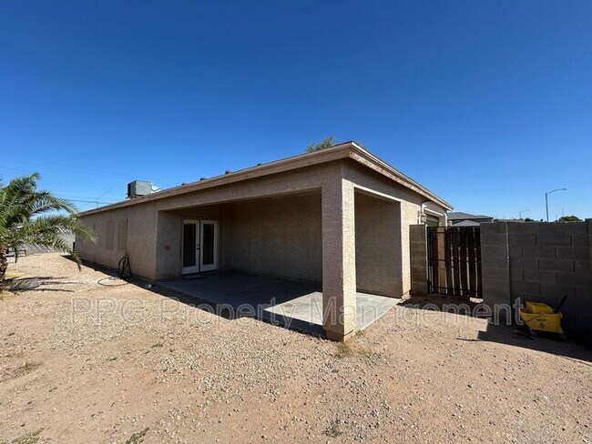 Building Photo - 15601 N Verde St