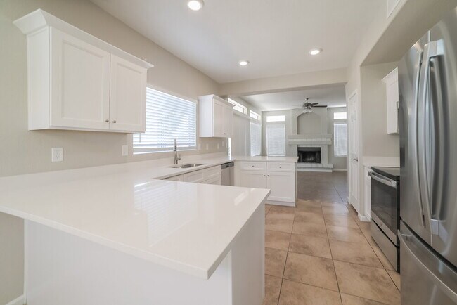 Building Photo - 907 N Red Rock St