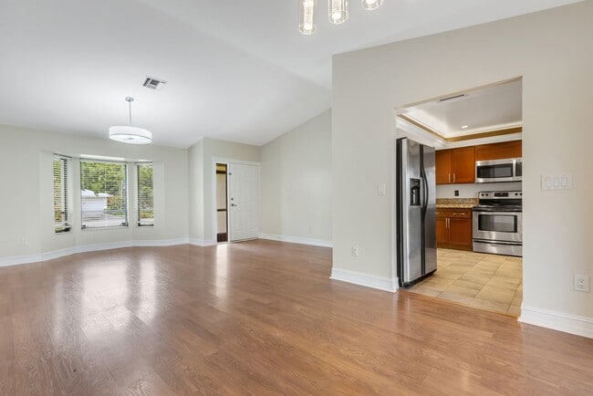 Building Photo - ** GOLDEN GATE CITY ** 3 BED + DEN / 2 BAT...