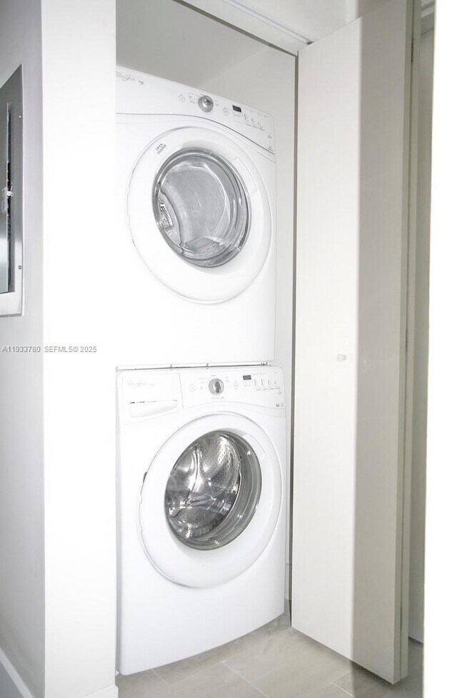 Building Photo - 1300 Brickell Bay Dr