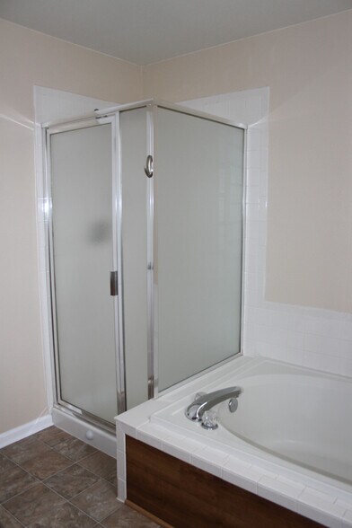 Ensuite 5-pc bath - 3131 Goldeneye Pl