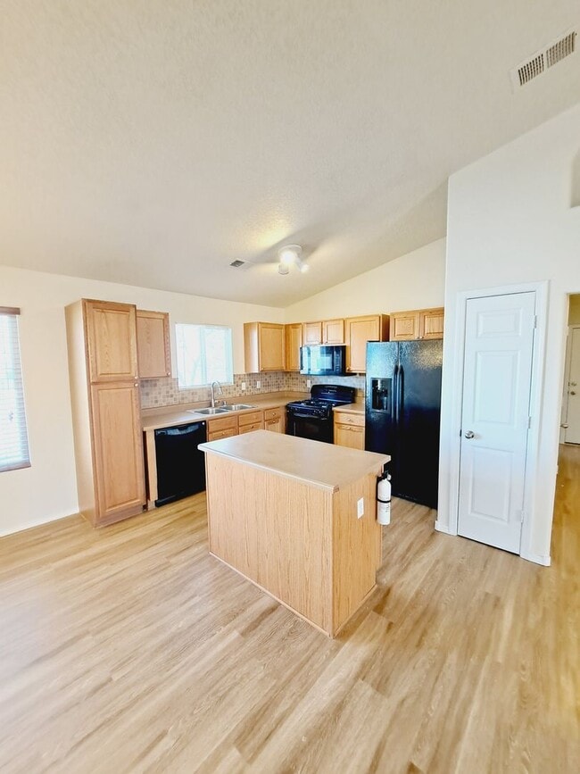 Building Photo - 3 bed 2 bath 1575 sq ft home