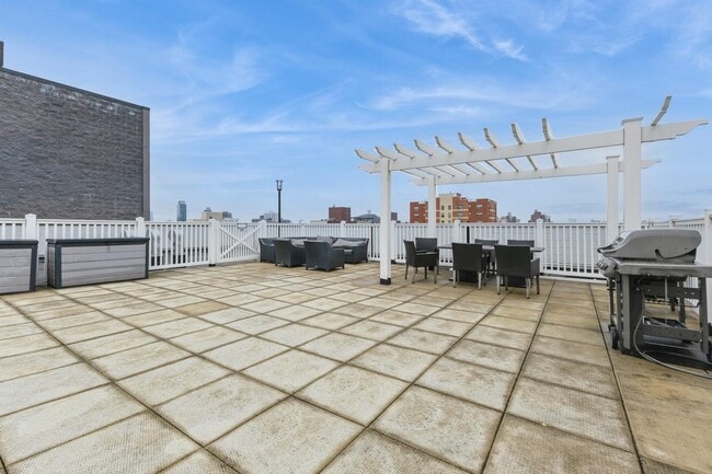 Building Photo - 21-17 31st Ave